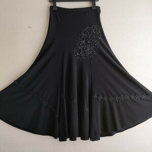 社交ダンス　レイリーナのお花のモチーフが可愛い黒のロングスカート