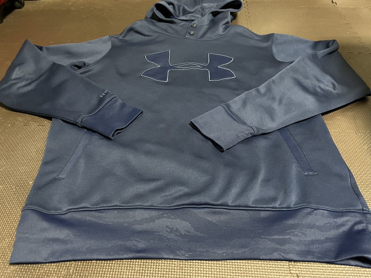 美品UNDER ARMOUR濃紺、ロゴ濃紺柄入り、袖ロゴ濃紺（刺繍）ストレッチパ