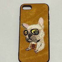 新品 刺繍の犬のiphoneケース 7/8/SE2.3用おしゃれデニム色 動物かっこいい ブルドック パグ ボストンテリア 黄土色 イエロー金色　男性_画像2