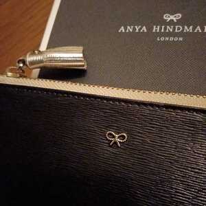 美品 定価3.1万円 アニヤハインドマーチANYA HINDMARCH タッセル付ポーチiphoneスマホ収納ケース黒ブラック 高級イギリス英国ブランド