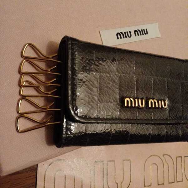 未使用に近い極美品 定価40,700円 miu miuミュウミュウST. COCCO LUX 高級Italy製クロコ6連キーケース本革レザー黒ブラック 5M0222 PRADA