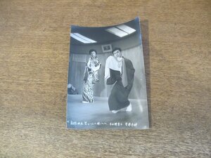 2309MK●映画スチル写真「息子一人に嫁八人」新東宝/1955昭和30●宇津井健/日比野恵子●スチール/モノクロ/サイズ:約15.2cm×10.8cm