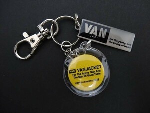 送料無料! VAN JAC ヴァンヂャケット 紙袋ロゴステンレスチャーム+ロゴ缶バッチyellow+ナスカンキーホルダー+缶バッチ透明カバー四点セット