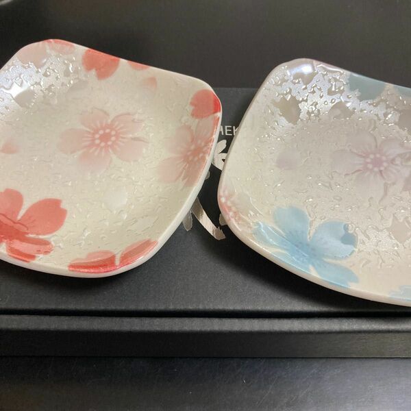 【美濃焼　煌】さくら柄　角皿揃4枚組（紅×2.藍×2）約9.5センチ　日本製
