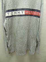 全国送料無料 トミーヒルフィガー TOMMY HILFIGER メンズ 胸刺繍ロゴ入り杢グレー色 綿100%素材 長袖Tシャツ Mサイズ_画像5