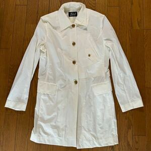 長袖レインコート、オフホワイト色、Mサイズ、前開きボタン、裏メッシュ部分あり、外ポケット&内側に隠れポケット、used、襟に薄い汚れ