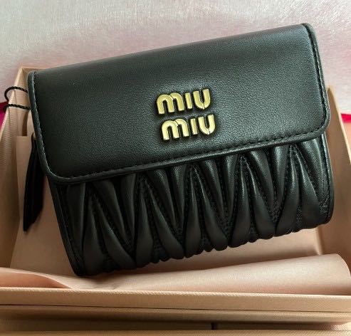 匿名配送☆MiuMiu(ミュウミュウ) ロゴ マテラッセ レザー 三つ折り財布-