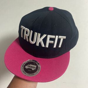 セール 即決1円 美品　TRUKFIT トラックフィット ブランドロゴ スナップバックキャップ フリーサイズ （ブラック×ピンク）