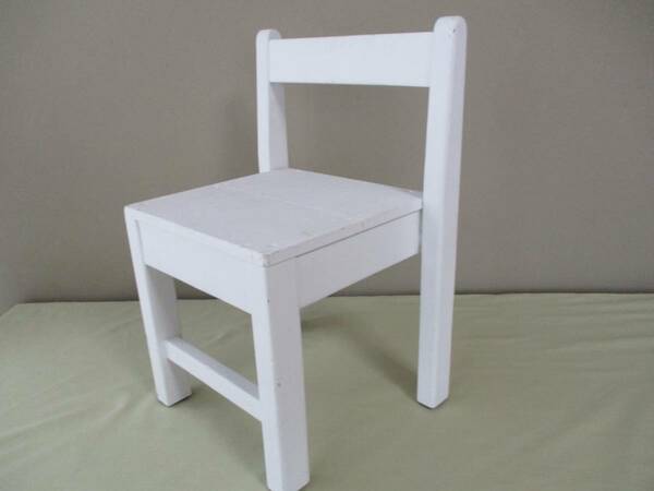 小さな椅子（子供用）：　白色・幼稚園・保育園・レトロ・木製・インテリア　