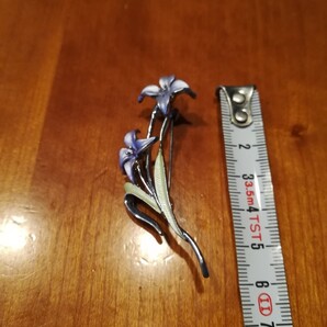 ユリのブローチ
