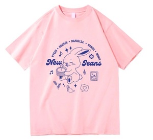 特別セール！【新品/送料無料】NewJeans/ニュージーンズ トッキ TOKKI FLUFFY プリントTシャツ　ピンク色【 Sサイズ 】直輸入品 K-POP 