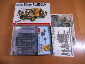 バンダイ　1/48 (バンザイ　顔つき）　88mm FLAK GUN 　背景画　人形　砲弾付き