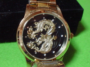 珍品　デザイン　龍デザイン　FNGEEN　１００FEET　腕時計　ケース付　未使用品　ゴールド