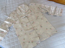 未使用　女性用　タイシルクパジャマ　花柄　銀+緑＋ピンク　Ｍ　153-157cm相当_画像2