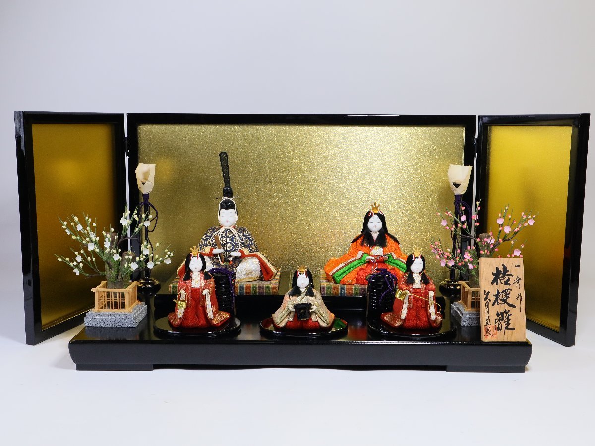 इशू द्वारा लकड़ी की हिना गुड़िया, किक्योहिना का पर्यवेक्षण क्युगेत्सु द्वारा किया गया, हिना गुड़िया, पांच-व्यक्ति प्रदर्शन, सम्राट और महारानी गुड़िया, तीन दरबारी महिलाएँ, फ्लैट प्रदर्शन, मार्च प्रदर्शन, जापानी गुड़िया, मौसम, वार्षिक कार्यक्रम, गुड़िया का त्यौहार, हिना गुड़िया
