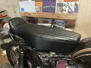 送料無料 TTシート 汎用 BK タックロール トライアンフ SR W650 スクランブラー VMX チョッパー ハーレー ナックル パンヘッド ショベル 2