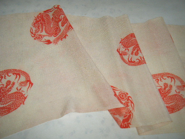 ：旧布303：绉纱, 纯丝, 圆形龙纹图案, 118厘米×29厘米, 绉纱挂毯, 拼凑而成, 手工制作的, 哈吉雷, 女士和服, 和服, 古董, 重制材料