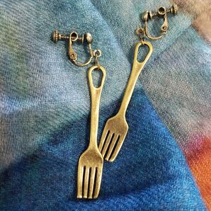 再販☆No.579 フォークのユニークイヤリングorピアス かわいい、可愛い、カトラリー、飲食業、レストラン、カフェ、ウェイトレス