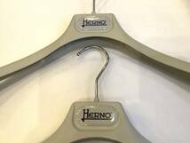 セール 即決 38 HERNO ヘルノ 非売品 正規品 ハンガー EEC製 プラスチック 軽量 レディース 40はおまけ程度 イタリア製_画像2