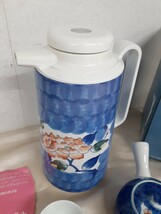 陶器類１】象印 有田焼 色鍋島呉須濃 陶器セット ぼたん 牡丹 茶器 急須 湯 ハミルポット VU-1000 魔法瓶 マホービン 保温・保冷 レトロ_画像2