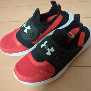 UNDER ARMOUR　スニーカー