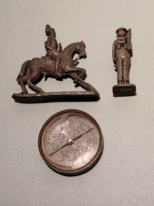 鉛の兵隊　2体　1900年頃　イギリス　磁石　明治　おもちゃ　玩具　鉛の兵隊　磁石　方位　当時物　56O145g1