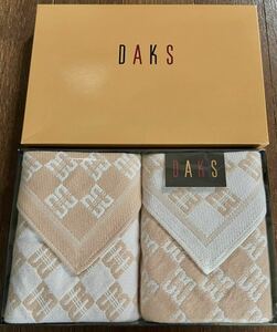 新品箱入り〈DAKSダックス〉二重ガーゼハンカチ　リバーシブルタイプ　2枚セット　西川(株)日本製