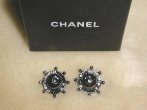 ☆送料無料☆CHANEL　シャネル　ブラックメタル船の舵モチーフ＆ラインストーン　ピアス（USED)