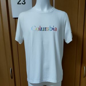 コロンビア半袖TシャツS/M　ホワイト　レインボーグラデーションカラーColumbiaロゴプリント　袖には刺繍で入っています♪