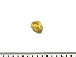 人造ダイヤモンド原石・極小・S-2（鉱物標本）