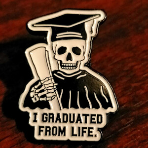 ピンバッチ　人生から卒業しました！　　ドクロ　ピンバッジ　スカル　骸骨　ロック　パンク　卒業式　