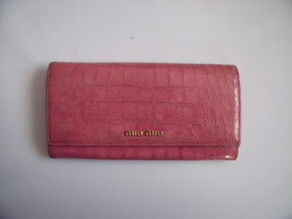 $ 良好品 $ ◆ ミュウミュウ ◆ miumiu ◆ クロコ型 レザー素材 ・ 2つ折り 長財布 ◆ ストロベリーピンク系 ◆ 送料無料!!