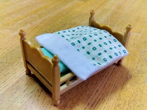 シルバニアファミリー 　ベッド、 ライトオーク　布団　枕　グリーン系　　ミニチュア 玩具