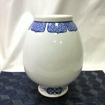 【現状保管品/インボイス登録店/CSH】有田焼 色鍋島 和泉作 牡丹梅木文様 色絵 花瓶 花道具 飾壺 壷 壺 置物 HA0919_画像3