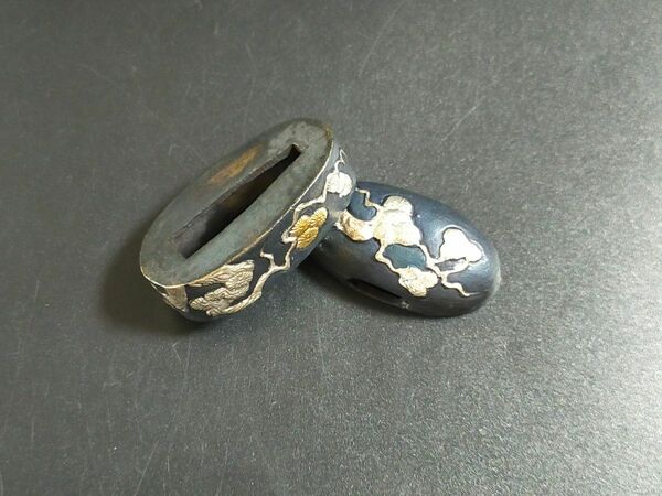 SQ192　縁頭　松の図　銅地　絵金銀　日本刀装具