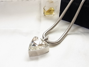 美しいカッティングのダイヤモンド調の大きなクリアストーン　シルバーカラーの太めのチェーンでゴージャス感ある素敵なネックレス♪♪