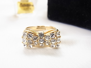 輝くキュービックジルコニア　可愛いリボンのデザイン　りぼん　イミテーションゴールド　フリーサイズ　リング　指輪