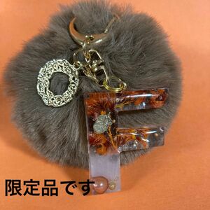 イニシャルキーホルダー　ハンドメイド　オレンジの花　ドライフラワー　バックチャーム　イニシャルF 大きなフェイクファーポンポン