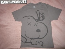 激安 即決！ PEANUTS x KAWS x UT ピーナッツ カウズ BIG スヌーピー コラボ Tシャツ チャコール S_画像1