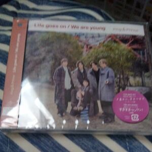 Ｌｉｆｅ ｇｏｅｓ ｏｎ／Ｗｅ ａｒｅ ｙｏｕｎｇ （Ｄｅａｒ Ｔｉａｒａ盤／ＦＣ限定） （ＤＶＤ付） Ｋｉｎｇ ＆ Ｐｒｉｎｃｅ