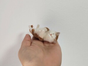 ＊obu＊ハンドメイド＊ 羊毛フェルト　猫 和猫 ごろ寝 茶トラ白猫 ねこ　ねじり へそ天 手のひらサイズ