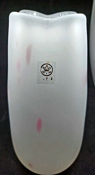たち吉 ガラス花瓶 高さ17.5cm 口約5cm四方 底径約8cm 曇りガラスピンク濃淡.白ドット柄口元厚み7mm706g 中古
