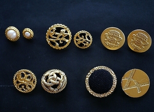 【レトロ・アクセサリー】装飾金ボタン１０個／真珠・アイリス・紋章金釦・金釦（透けて見えます）・金釦（黒布張り・右紋様入り）／中古品