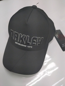 【新品タグ付】オークリー（OAKLEY) SLANT　CAP　FOS901610　カラー02E（BLACKOUT)【OAKLEY　SLANT CAP　FA23.0】限定1個