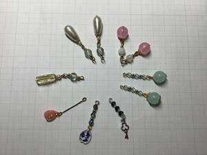 ★ ハンドメイド　アクセサリー　(252) チャーム・ピアス作りなどにお役立て下さい。ガラビーズ・レジン花びらなど　★