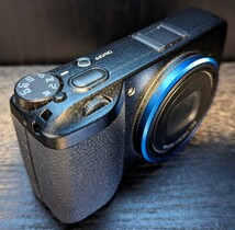 美品！ 新品同等 RICOH リコー GR3 GRⅢ ブラック 黒 動作良好 バッテリーチャージャー 青色リング 元箱付き シャッター回数135回_画像5