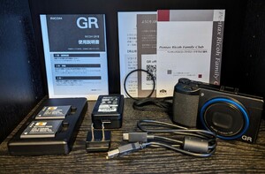 美品！ 新品同等 RICOH リコー GR3 GRⅢ ブラック 黒 動作良好 バッテリーチャージャー 青色リング 元箱付き シャッター回数135回