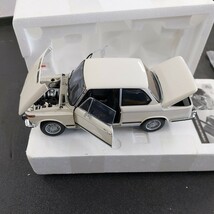 ★BMW2002tii　ホワイト 1/18 スケール　京商　箱に経年劣化日焼けあります★_画像9