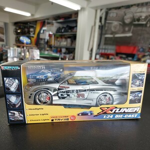 ◆未開封新品1/24スケール　X,チューナー　ニッサン　スカイラインGT-R34 イルミネーション点灯機能付き◆