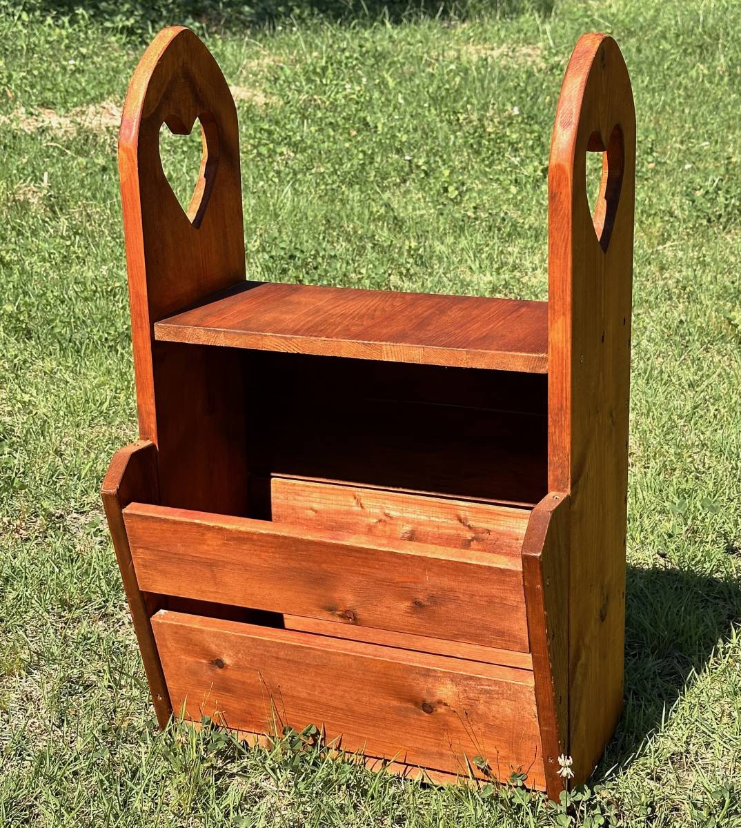 Muebles campestres, hecho a mano, mueble con revistero, patrón de corazón, textura de madera cálida, Un hermoso look campestre. Altura 65cm, muebles, interior, estante, gabinete, gabinete, vagón de escritorio